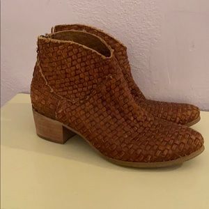SESTO MEUCCI Italian Leather woven Booties